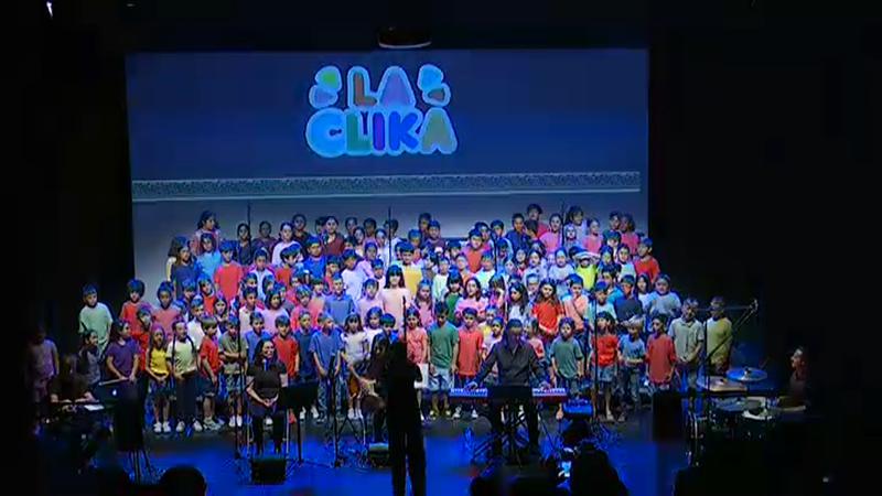 Més de 300 alumnes de set escoles estrenen la cantata La Clika a Badalona