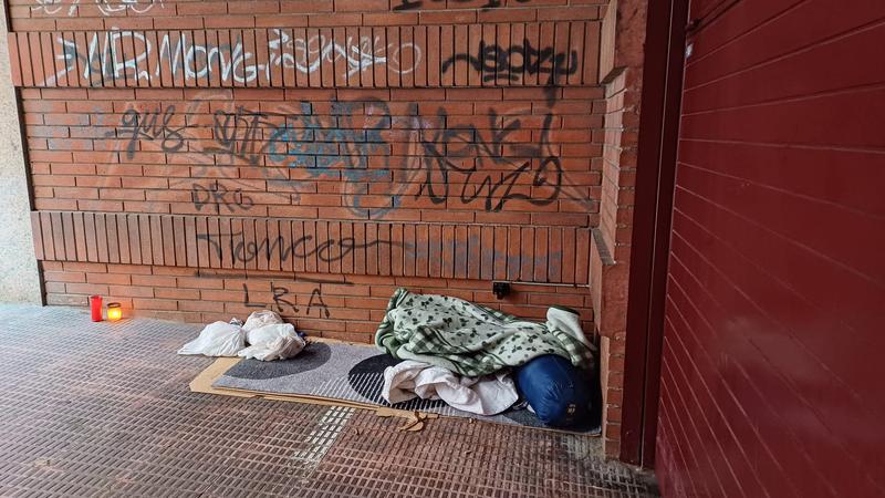 Mor un home sense sostre que malvivia a l'entrada d'un pàrquing al Raval