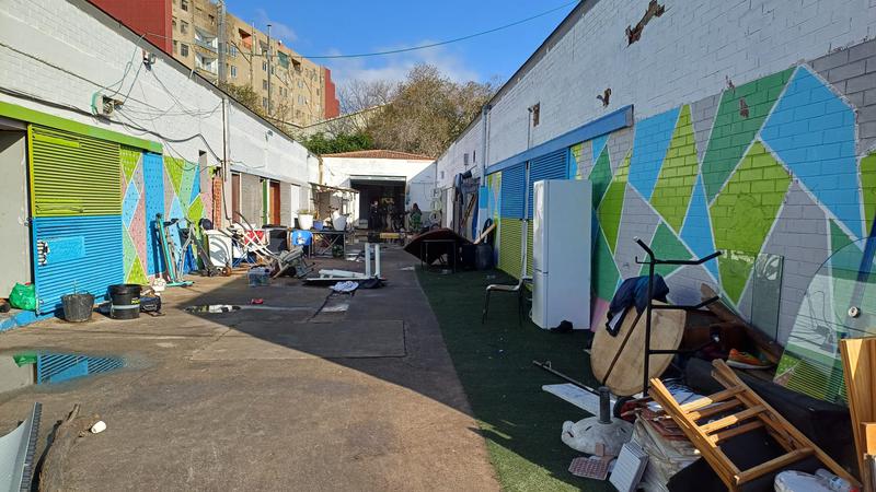 Desallotjat l'antic institut B9