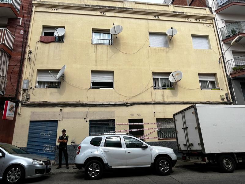 Desallotgen un edifici a Sant Antoni de Llefià pel col·lapse d'un sostre