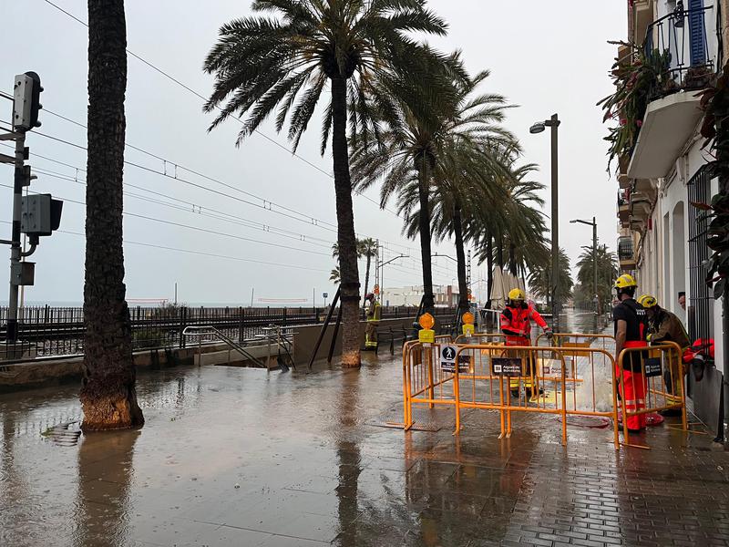 Els Bombers treballen en una canonada rebentada al Passeig Marítim