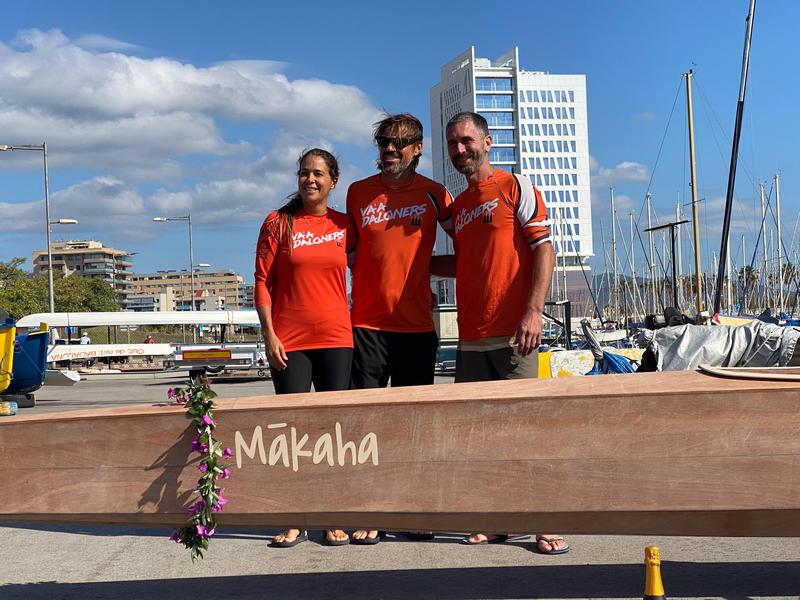 Tres membres del Barcelona Caiac boten al mar un caiac polinesi construït des de zero