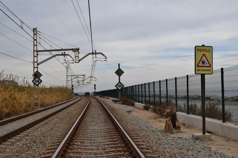 Adif adjudica la instal·lació de nous tancaments a la R1 per 5,3 MEUR