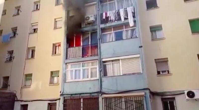 Un incendi crema un pis al carrer Còrdova sense ferits