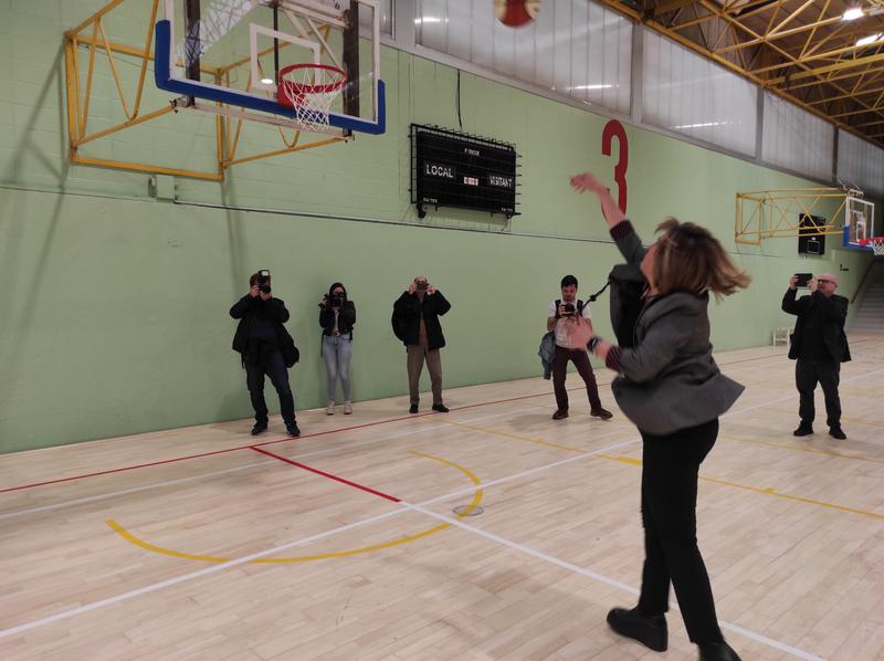 Nuria Marin llença a cistella poliesportiu Llefià Diputacio