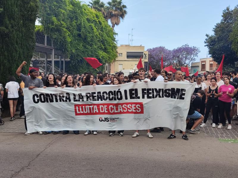 Centenars de persones surten als carrers de Badalona ''contra la reacció i el feixisme''