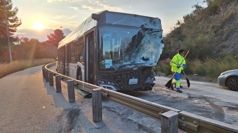 Un ferit greu en un accident que ha dificultat els accessos a Can Ruti aquest matí