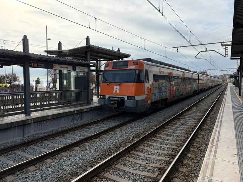 Primer matí de desconcert a l'estació de tren de Badalona pel nou tall de servei de la R1