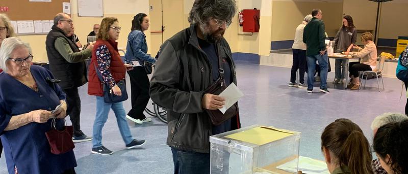 12-M: la votació dels partits locals a peu d'urna