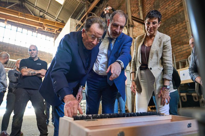 Francesc_Abad_ensenyant_la_maqueta_del_projecte_al_conseller_Espadaler_i_a_lalcaldessa_Filo_Caete