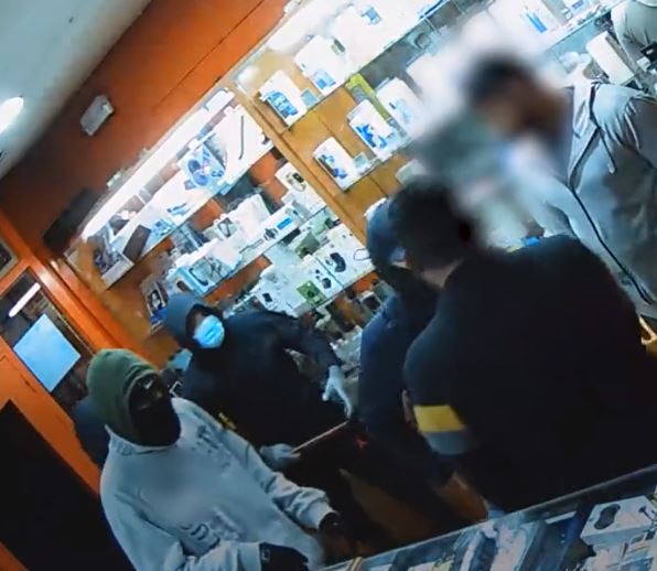 Quatre persones a presó per robatoris violents en botigues de telefonia i d'enviament de diners