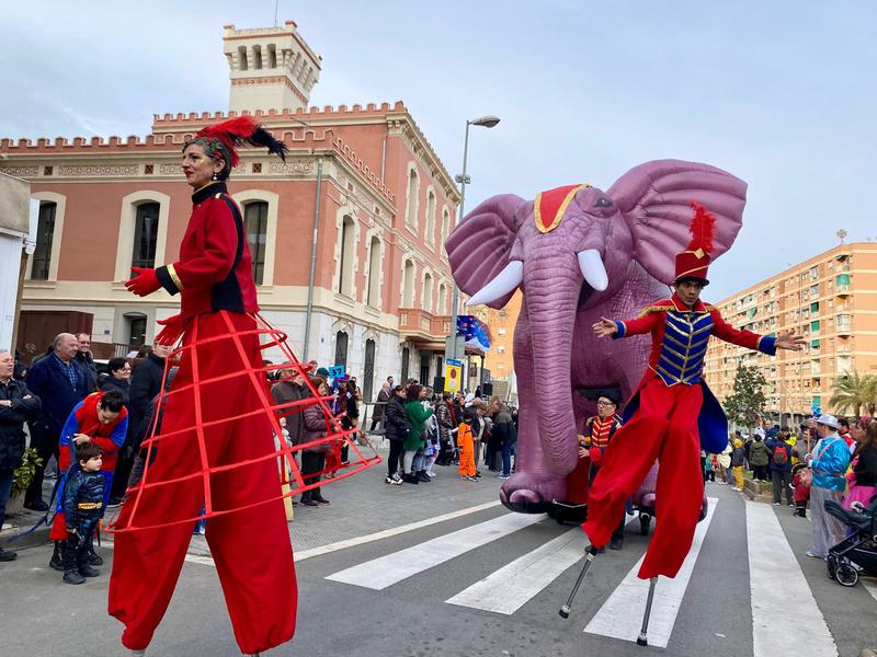 Una cinquantena de comparses desfilen a la Rua a Llefià