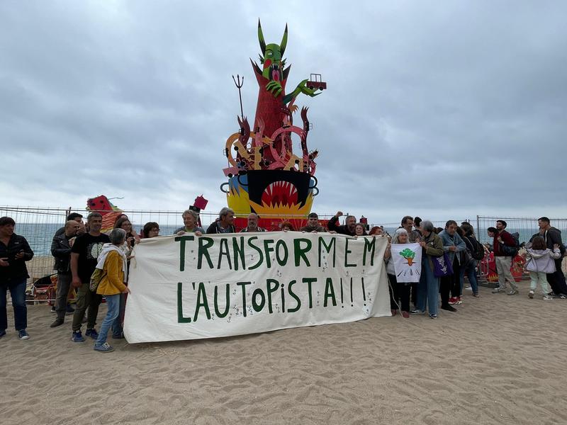 Fotografia reivindicativa de la plataforma "Transformem la C-31" davant del Dimoni