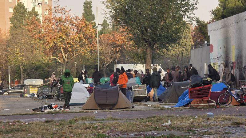 Més d'una cinquantena d'ocupants del B9 dormen al carrer