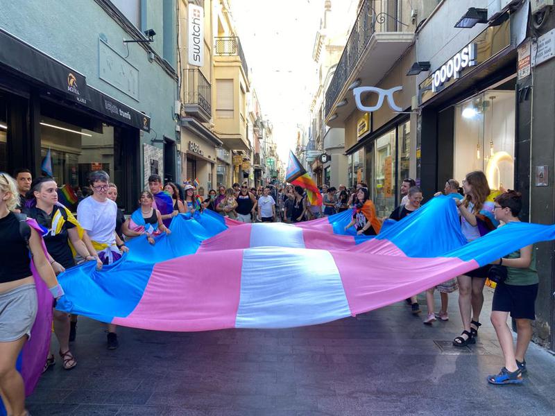 Una seixantena de persones reivindica els drets de la comunitat LGTBIQA+ en la manifestació de l'Orgull