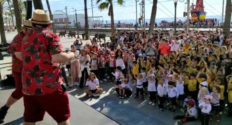 Els alumnes de Badalona ballen i canten al Passeig Marítim durant la festa infantil 'Bon Dia, Dimoni!'