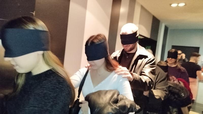 El mag Juan Esteban Varela deixa 'a cegues' el públic en un espectacle sensorial fet en la foscor