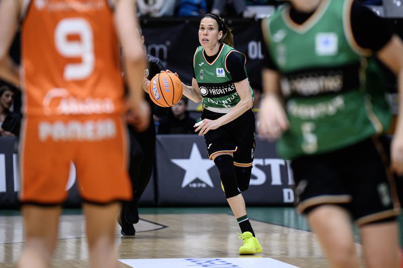Anna Cruz no tanca la porta a passar a l'àrea esportiva de la Penya