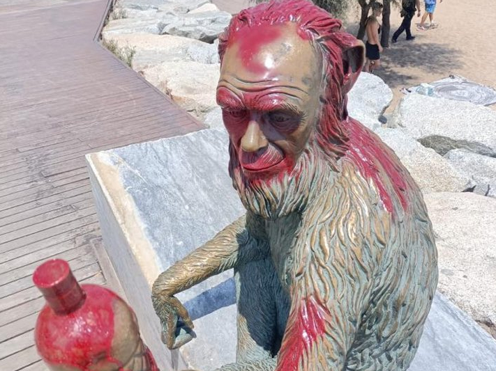 El mico de l'Anís del Mono, vandalitzat amb pintura vermella