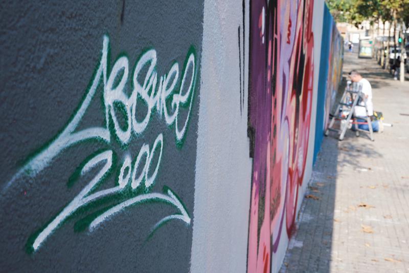 Absure 2000: el badaloní que deixa empremta amb el seu art urbà