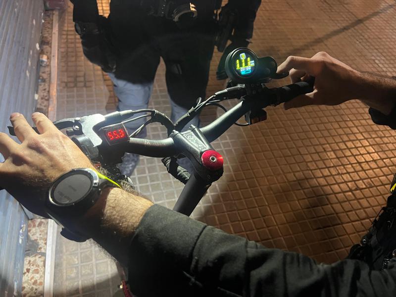 La policia local de Santa Coloma confisca un patinet elèctric manipulat que podia arribar a 111km/h