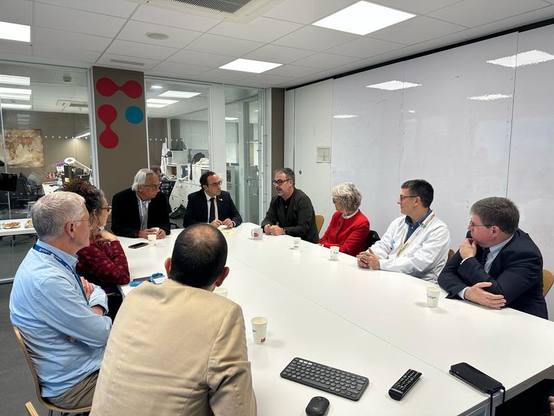 El president del Parlament es reuneix amb investigadors d'IrsiCaixa i de la Fundació Lluita contra les Infeccions