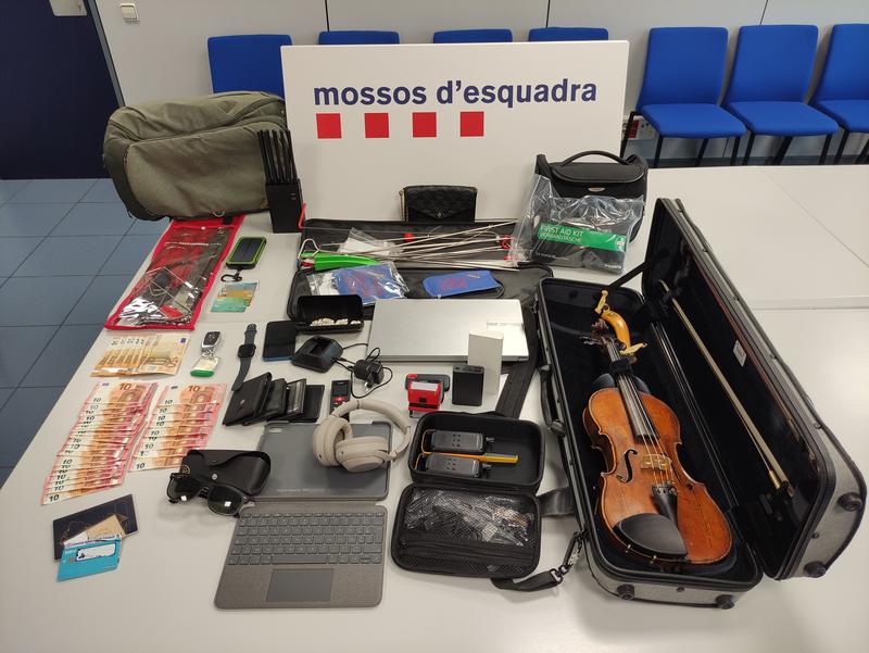 Mossos detenen a Badalona als presumptes autors de vuit robatoris, conducció temerària i falsificació de document públic