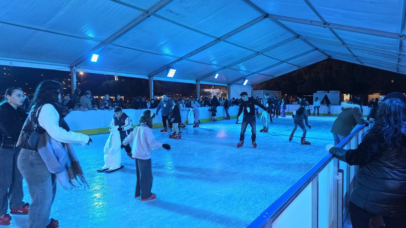 La pista de gel complementa les activitats de Nadal a la plaça del President Tarradellas