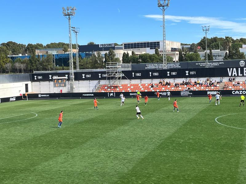 El Badalona Futur ensopega per 3 a 2 al camp del València Mestalla