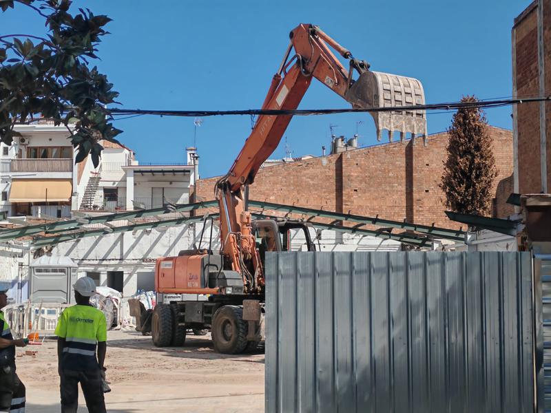Avança l'enderroc del Centre Parroquial Sant Josep 