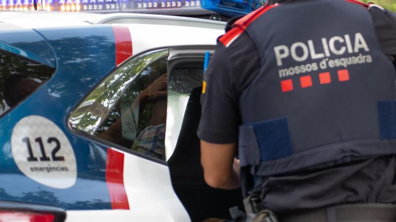 Veïns de Llefià retenen a una persona que acabava de robar amb violència