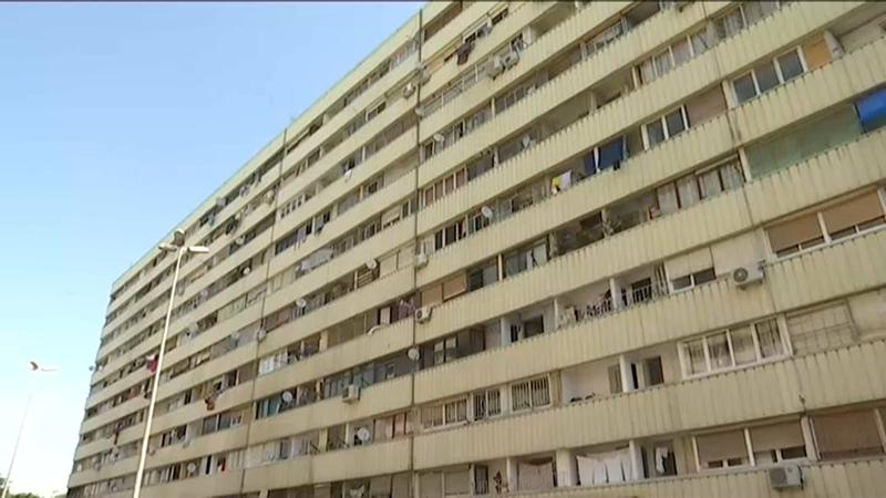 Quatre ferits en un incendi al barri de la Mina de Sant Adrià