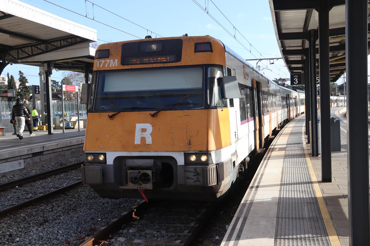 Surt el primer tren llançadora de Blanes cap a Maçanet-Massanes a l'R1