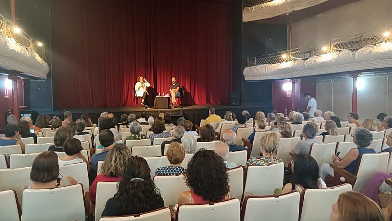L'escriptora Silvia Soler presenta 'Estimada Gris' al Círcol amb èxit de públic