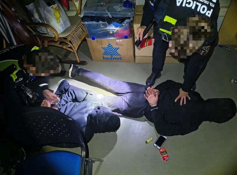 Detingudes tres persones per un robatori amb força a Can Zam 1, a Santa Coloma