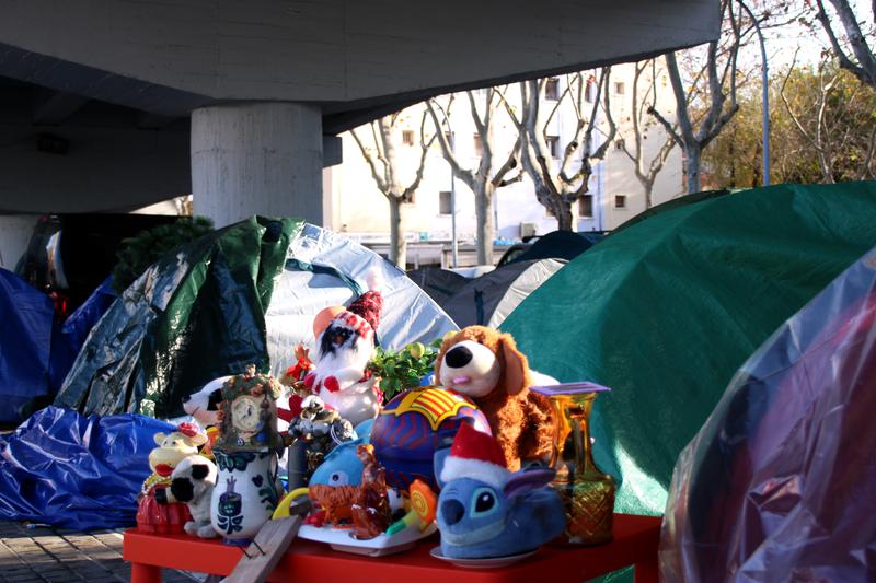 Cap d'Any sota el pont de la C-31: 'Tothom fent festa i nosaltres esperant que les coses canviïn'