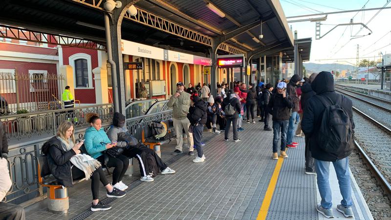 Desconcert entre els usuaris de rodalies pel tall de l'R1