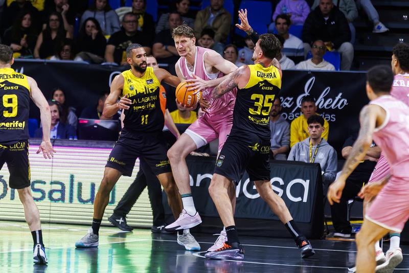 Pustovyi falla al darrer segon el tir guanyador (82-81)