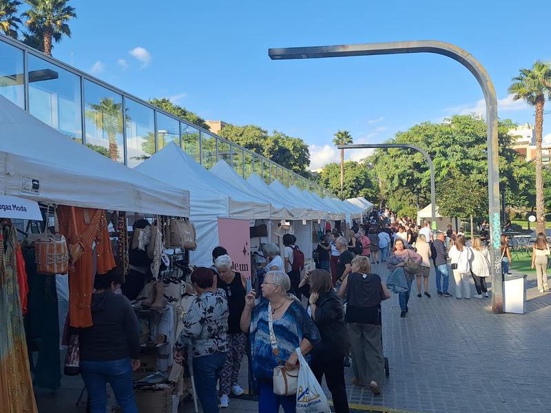 La Plaça Pompeu Fabra acull la sisena edició de la Fira Comerç Fora Estocs