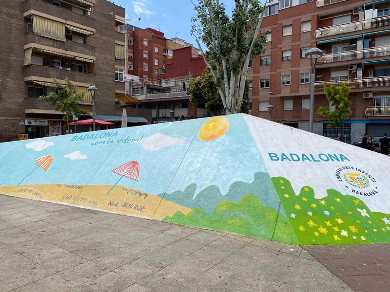 La Badalona que desitgen els infants de la ciutat, plasmada en un mural