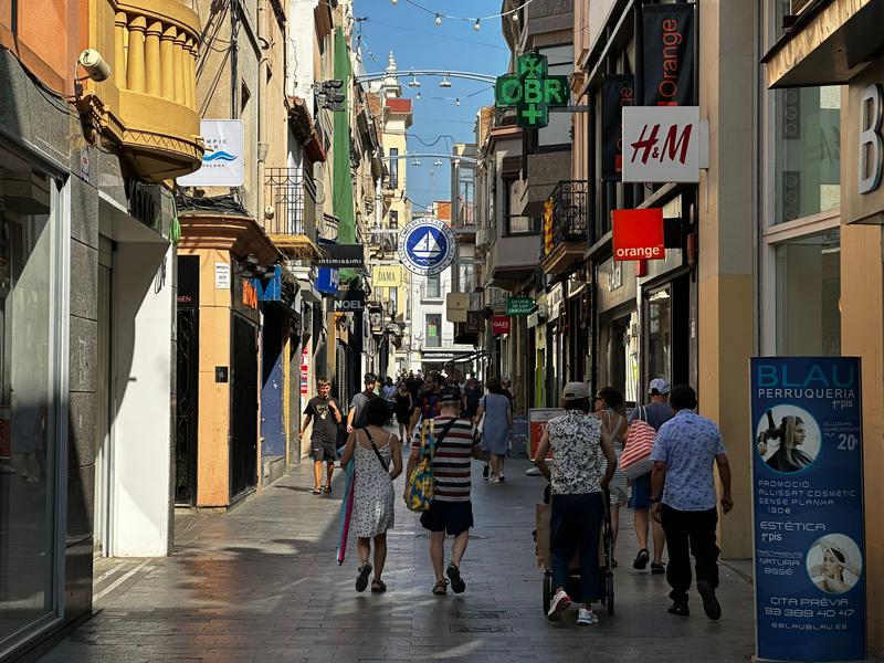 Carrers plens de gom a gom i més turistes: així valoren les rebaixes d'estiu els comerciants de Badalona