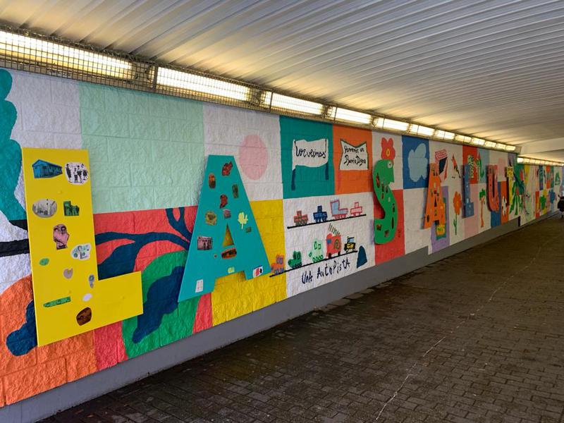 Un mural artístic dona color al túnel del passeig de La Salut amb la participació dels veïns del barri