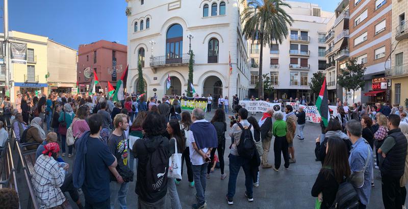 Més d'un centenar de persones reclamen la pau permanent a Gaza des de la plaça de la Vila