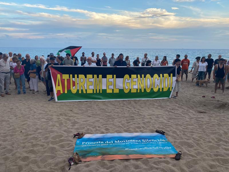 Badalona mostra la seva solidaritat amb Gaza mitjançant una protesta silenciosa i sensorial