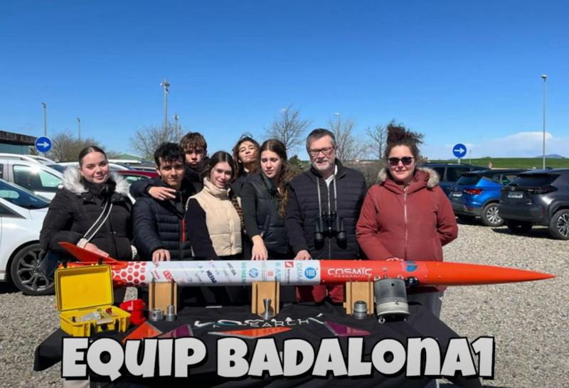 Alumnes de l'institut Pompeu Fabra enlairen un satèl·lit construït per ells en el Concurs CanSat