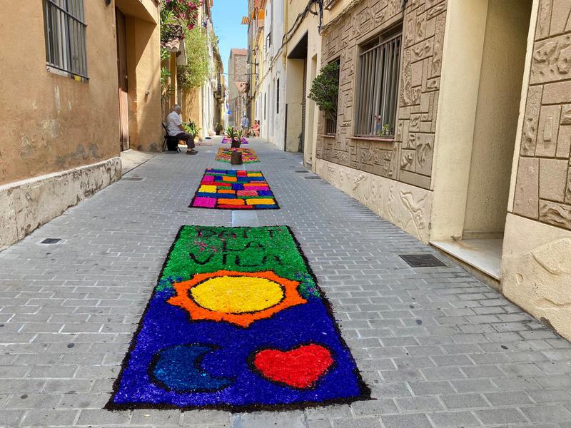 Les catifes del Corpus tenyeixen els carrers de Dalt la Vila