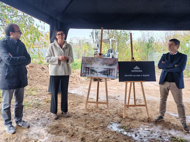 Filo Cañete amb el responsable de la promoció Kategora, Eneko Balda (DRETA) i l'arquitecte del projecte