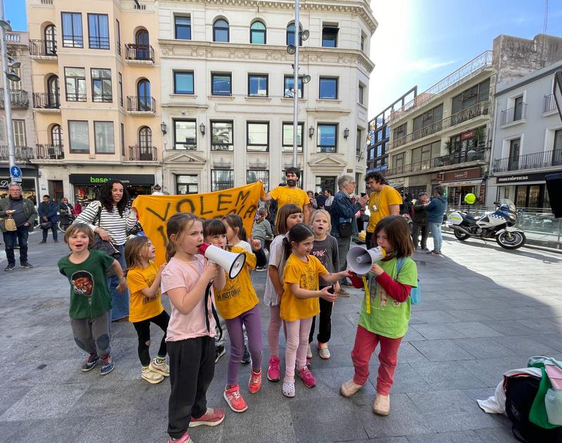 Les famílies de l'escola Ventós Mir surten al carrer per reclamar el nou centre