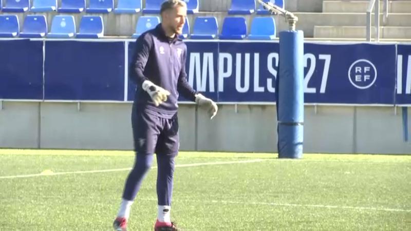 Carlos Azón, primera renovació del CF Badalona 