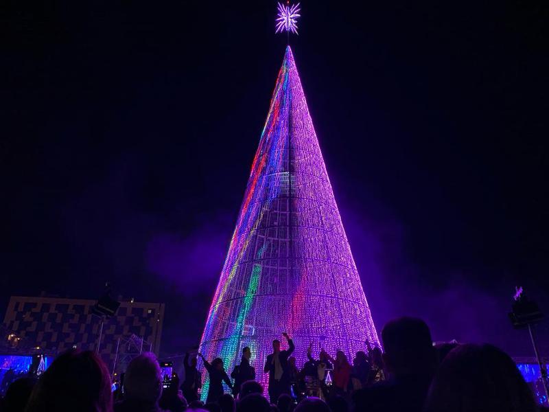 L'arbre de Nadal de 40 metres es deixarà instal·lat fins a finals de gener